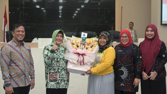 Ketua Dekranasda bersama jajaran Diskop Makassar dan pelaku UMKM Kota Makassar. Foto: HN/Sinta