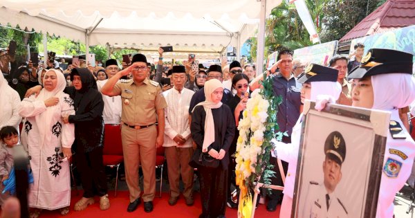 Pelepasan Jenazah, Ketua TP PKK Makassar Kuatkan Istri Almarhum Camat Ujung Pandang