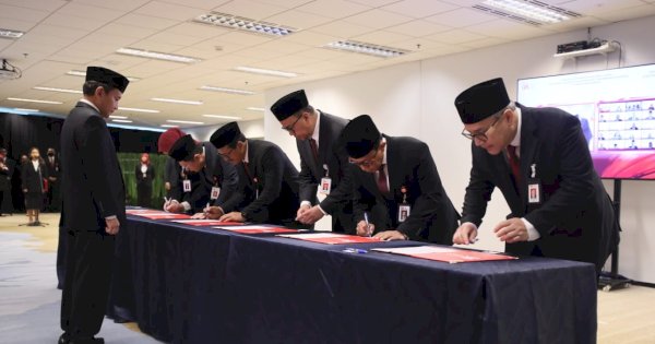OJK Resmi Melantik Tiga Pejabat Duputi Komisioner dan Satu Kepala OJK Daerah