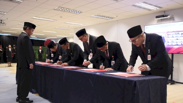 OJK Resmi Melantik Tiga Pejabat Duputi Komisioner dan Satu Kepala OJK Daerah