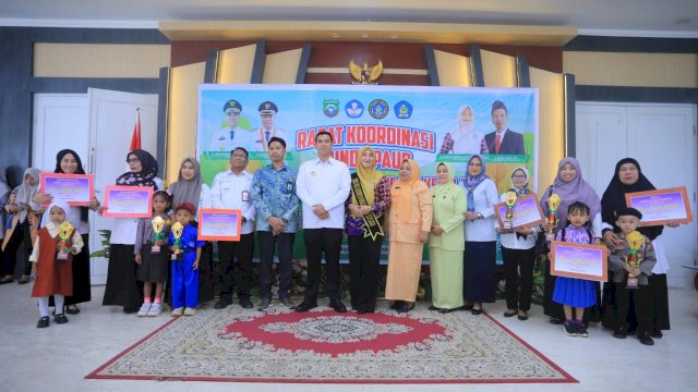 Bupati Pangkep serahkan hadiah lomba Gebyar PAUD 2024. (Foto: Humas)