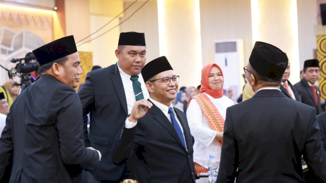 Ketua DPRD kota Makassar sementara, Supratman (kacamata)