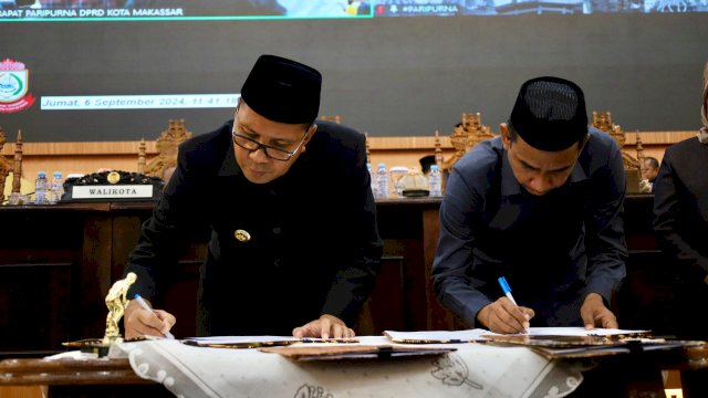 Wali Kota Makassar Moh Ramdhan Pomanto bersama Ketua DPRD Makassar Rudianto Lallo dalam penandatanganan 4 Perda. Foto: HN/Sinta