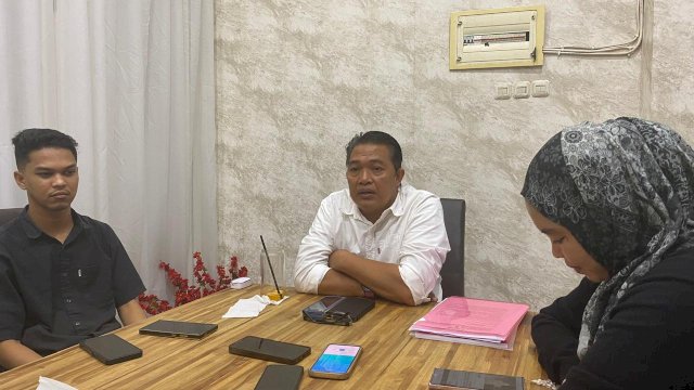 Kuasa Hukum UMI Dr Anzar Makkuasa (Kemeja Putih). (Foto: Gita/HN)