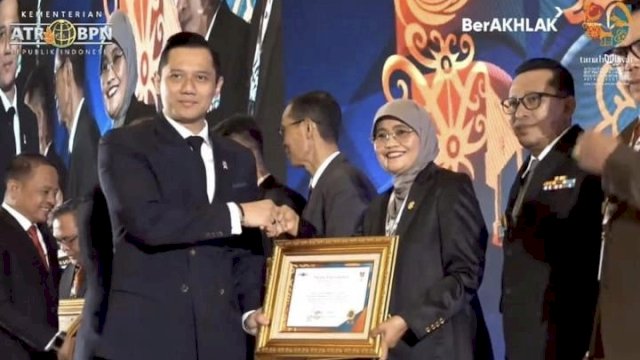 WR III Unhas memperoleh penghargaan dari Menteri ATR/BPN