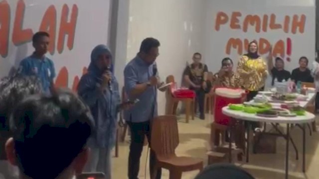 Husniah-Darmawangsyah saat melantunkan sebuah lagu ketika usai konsolidasi bersama HBK di Pengayoman Makassar. (Foto: tangkapan layar video di Sosmed)