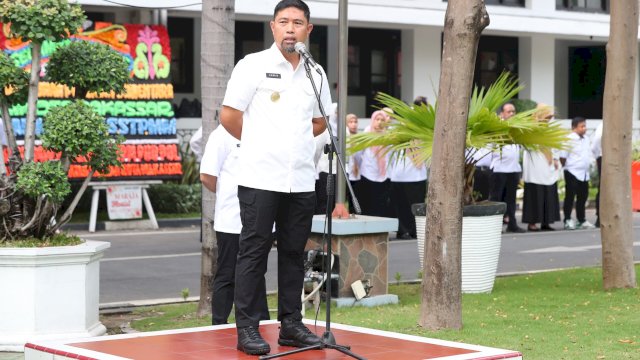 Penjabat Sementara (Pjs) Wali Kota Makassar, Andi Arwin Azis, berdiri di depan barisan Aparatur Sipil Negara (ASN) dan Laskar Pelangi di halaman Balai Kota Makassar, Rabu (25/09/2024).