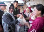 Indira Yusuf Ismail Serahkan Bantuan Sosial di Longwis Torrent pada HUT Ke-79 RI