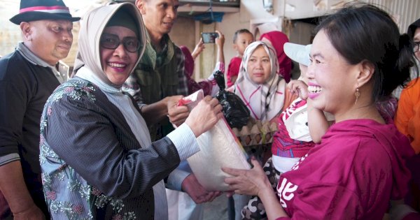 Indira Yusuf Ismail Serahkan Bantuan Sosial di Longwis Torrent pada HUT Ke-79 RI