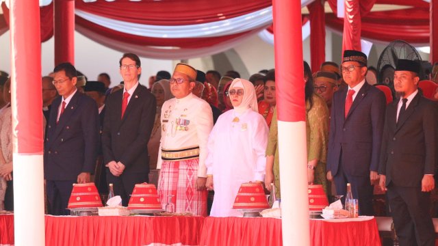 Wali Kota Makassar, Moh. Ramdhan Pomanto, mengikuti Upacara Peringatan Detik-Detik Proklamasi HUT RI ke-79 di Rumah Jabatan (Rujab) Gubernur Sulawesi Selatan, Jalan Jenderal Sudirman, pada Sabtu (17/08/2024).