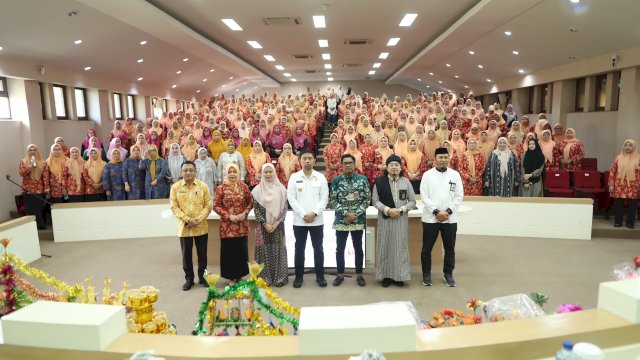 Pjs Wali Kota Makassar, Andi Arwin Azis, bersama Pj Ketua Dharma Wanita Persatuan (DWP) Kota Makassar, Fadliah Firman, menghadiri peringatan Maulid Nabi Muhammad SAW 1446 H di Ruang Sipakatau Balaikota Makassar, Jumat (27/09/2024).