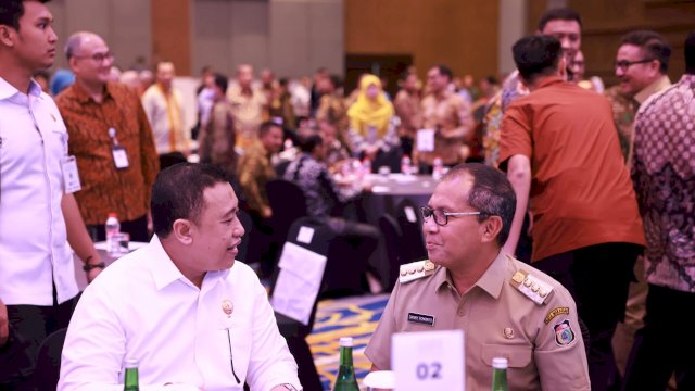 Wali Kota Makassar Moh. Ramdhan Pomanto bertemu Menteri PAN-RB Abdullah Azwar Anas saat menghadiri Rapat Koordinasi Implementasi Kebijakan Menpan-RB dengan tema Kelembagaan yang Agile melalui Digitalisasi Pemerintahan oleh Kemenpan RB, di Makassar, Senin (26/08/2024).