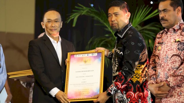 Pjs Wali Kota Makassar, Andi Arwin Azis, menerima penghargaan Gerakan Toilet Bersih, Sehat, Aman, dan Nyaman (Getol Bertamasya) dari Pj Gubernur Sulawesi Selatan, Prof Zudan Arif Fakrulloh, di acara Pencanangan Ayo Posyandu dan Launching Pappaseng Gizi yang digelar di Hotel Claro, Makassar, Kamis (26/09/2024).