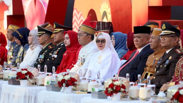 Ketua TP PKK Kota Makassar, Indira Yusuf Ismail menghadiri upacara peringatan Hari Ulang Tahun (HUT) ke-79 Proklamasi Kemerdekaan Republik Indonesia di Anjungan City of Makassar-Pantai Losari, Sabtu (17/08/2024).