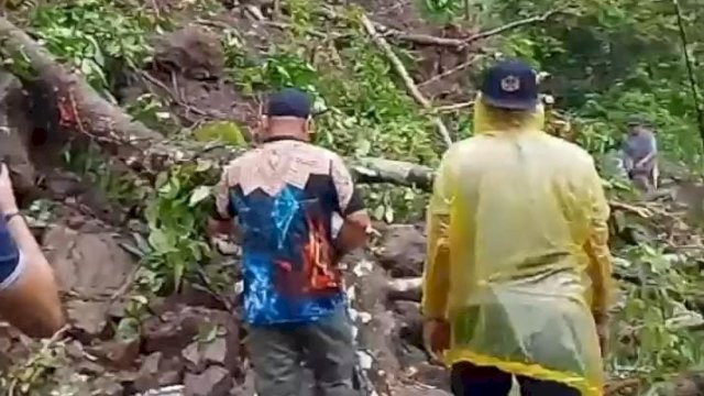 Pj Bupati Sinjai Tinjau Lokasi Longsor di Sinjai Timur