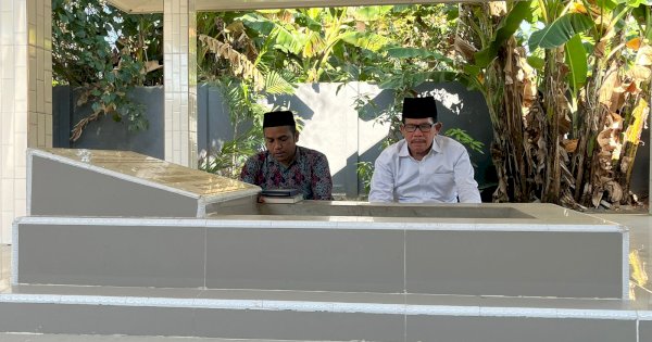 Azhar Arsyad Ziarahi Makam Pendiri NU Sulsel, Ini Pesannya