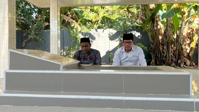 Balon Wakil Gubernur Sulsel, Azhar Arsyad (kemeja putih) ziarah kubur. 