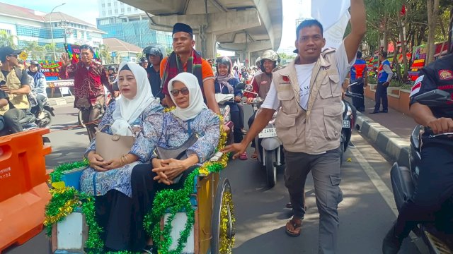 Demi Hadiri Pelantikan, Anggota Fraksi PKS Rela Naik Becak ke Kantor DPRD Makassar 