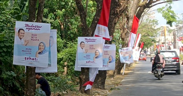 Pekan Depan DLH Lakukan Pembersihan APK Terpaku di Pohon