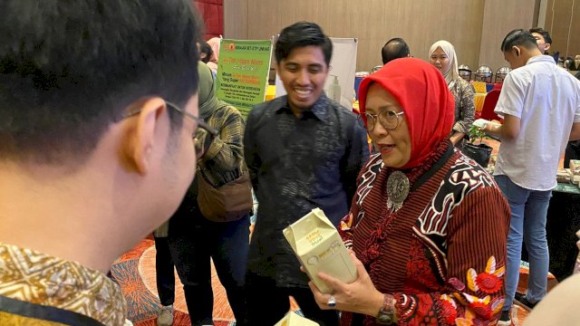 Asisten Deputi Pengembangan Teknologi Informasi dan Inkubasi Usaha, Cristina Agustin saat berbincang dengan salah satu starup. (Foto: Gita/HN)