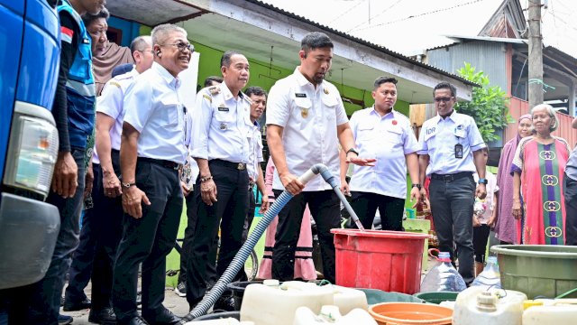 Didampingi Dirut PDAM, BPBD, Camat, Pjs Wali Kota Beri Bantuan Air Bersih di Tallo