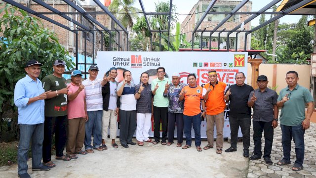 Azhar Arsyad (hijau) dan Mahmud Yusuf (celana putih). 