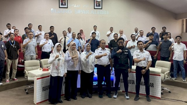 Wali Kota Makassar, Moh. Ramdhan Pomanto bersama tim penyelenggara telekomunikasi berbasis kabel di Ruang Sipakelebbi, Balai Kota Makassar, Rabu (18/9/2024).