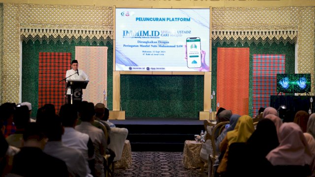 Wali Kota Makassar, Moh Ramdhan Pomanto, menyampaikan sambutannya pada acara peluncuran platform digital IMMIM.ID yang diadakan bersamaan dengan Peringatan Maulid Nabi Muhammad SAW, Jumat (13/09/2024).