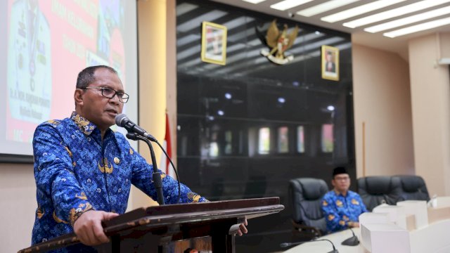Wali Kota Makassar Serahkan SK Penetapan Puluhan Imam Kelurahan