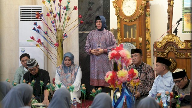 Ketua TP PKK Kota Makassar, Indira Yusuf Ismail, menghadiri dan menyemarakkan perayaan Maulid Nabi Muhammad SAW yang digelar di Masjid Manaratul Musyafir, Kelurahan Lette, Kecamatan Mariso, Selasa (17/09/2024).