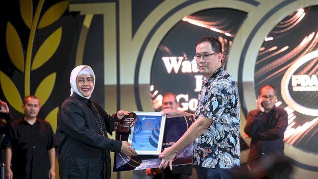 Ketua TP PKK Kota Makassar, Indira Yusuf Ismail, menghadiri Malam Puncak perayaan Hari Ulang Tahun ke-100 Perusahaan Daerah Air Minum (PDAM) Kota Makassar di Lapangan Ruang Terbuka Hijau (RTH) PDAM Kota Makassar, Senin malam, (26/08/2024).