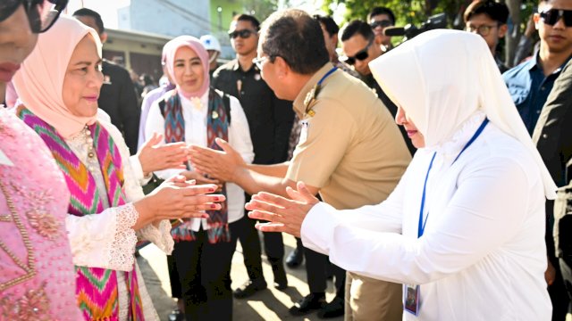 Kunjungan Ibu Negara Iriana Joko Widodo anggota Organisasi Aksi Solidaritas Era (OASE) Kabinet Indonesia Maju ke Posyandu Asoka 7A di Kelurahan Parang Tambung, Kecamatan Tamalate, pada Jumat (23/8/2024).