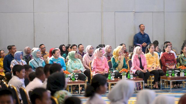 Indira Yusuf Ismail Dampingi Iriana Jokowi dan Anggota OASE KIM Edukasi Pelajar Makassar tentang Bahaya Narkoba