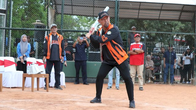 Pjs Wali Kota Makassar, Andi Arwin Azis, melakukan pemukulan bola pertama sebagai tanda dibukanya secara resmi Kejuaraan Softball Makassar Walikota Cup 2024 di Lapangan Karebosi, Kamis (26/09/2024).