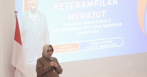 Indira Yusuf Ismail Tampilkan Keterampilan Merajut dalam Pelatihan Kader PKK Makassar