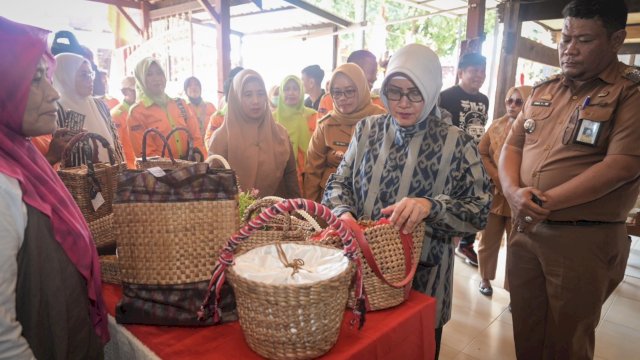 Ketua TP PKK Kota Makassar, Indira Yusuf Ismail, melakukan kunjungan ke Longwis Ichinomia di Kelurahan Mannuruki, Kecamatan Tamalate, Senin (12/08/2024).