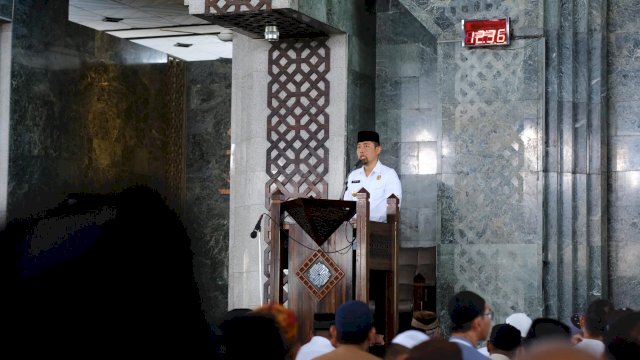 Pjs Wali Kota Makassar, Andi Arwin Azis, menyampaikan pesan damai kepada jemaah Masjid Al-Markaz saat memberikan sambutan usai salat Jumat (27/09/2024).