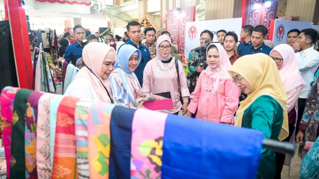 Indira Yusuf Ismail Dampingi Iriana Jokowi dalam Bimtek Hortikultura dan Tinjau Produk Kerajinan di Makassar