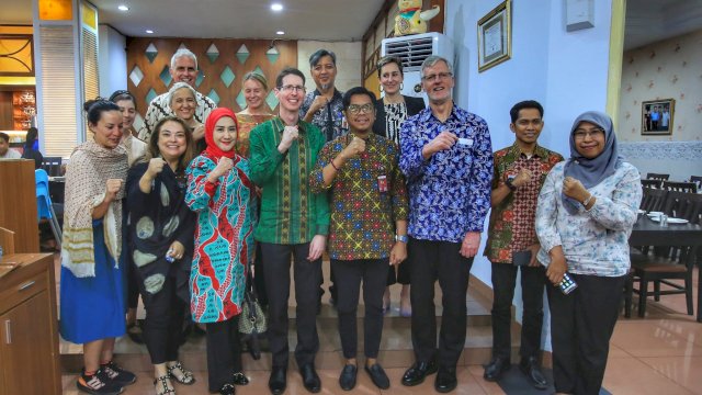 Pj Sekda Kota Makassar, Firman Hamid Pagarra, bersama Dewan Pimpinan Australia Indonesia Institute (AII), Emiritus Professor Greg Fealy AM di Rumah Makan Apong, Kamis (12/09/2024).