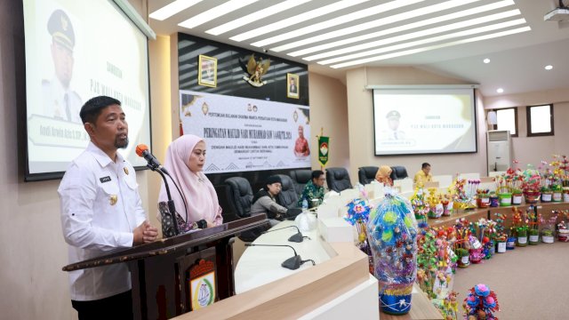 Pjs Wali Kota Makassar, Andi Arwin Azis, hadir dalam Peringatan Maulid Nabi Muhammad SAW yang digelar oleh Dharma Wanita Persatuan (DWP) Kota Makassar di Ruang Sipakatau, Balaikota Makassar, Jumat (27/09/2024). 