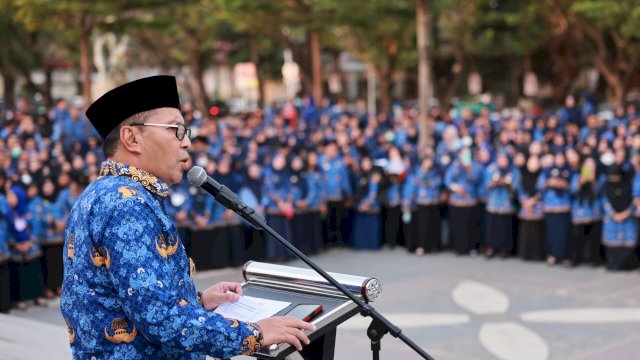 Wali Kota Makassar dihadapan para PPPK saat penyerahan SK Penyesuaian Masa Kerja di Anjungan Pantai Losari, Jumat (13/09/2024).