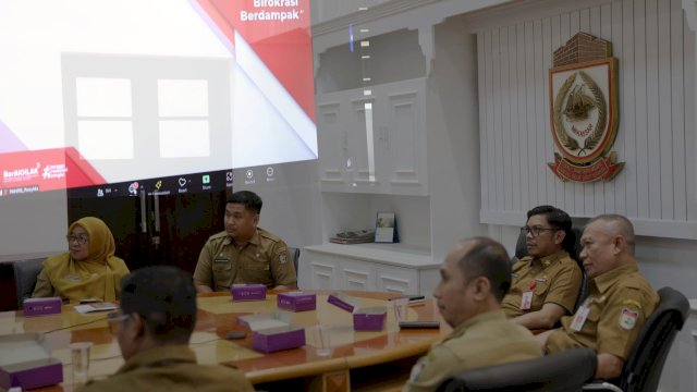 Pj Sekretaris Daerah Kota Makassar, Firman Pagarra, menghadiri rapat persiapan Implementasi Portal Administrasi Pemerintahan (PAP) INA-Pass yang digelar secara virtual oleh Kementerian PANRB, Senin (30/09/2024).