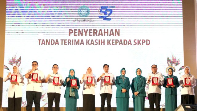 Ketua TP PKK Kota Makassar, Indira Yusuf Ismail, menyerahkan plakat penghargaan kepada perwakilan OPD di acara peringatan Hari Kesatuan Gerak (HKG) PKK ke-52 di Upperhills Convention Hall, Rabu (18/9/2024).