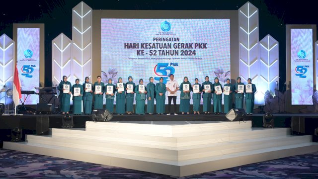 Pemberian penghargaan penghargaan kepada 15 kader dan pengurus TP PKK dalam acara peringatan Hari Kesatuan Gerak (HKG) PKK ke-52 di Upperhills Convention Hall, Rabu (18/09/2024).
