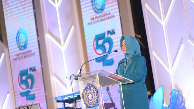Ketua TP PKK Kota Makassar, Indira Yusuf Ismail, memberikan sambutan dalam acara Peringatan Hari Kesatuan Gerak (HKG) PKK ke-52 di Upperhills Convention Hall, Rabu (18/09/2024). 