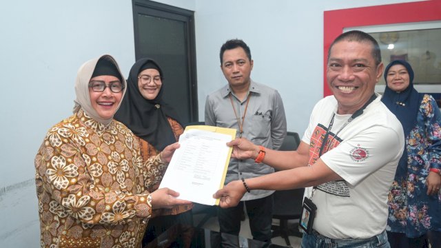 Ketua TP PKK Kota Makassar, Indira Yusuf Ismail menyerahkan Surat Keputusan (SK) 100% kepada pegawai Perumda (PD) Parkir Makassar Raya pada Jumat (16/08/2024).