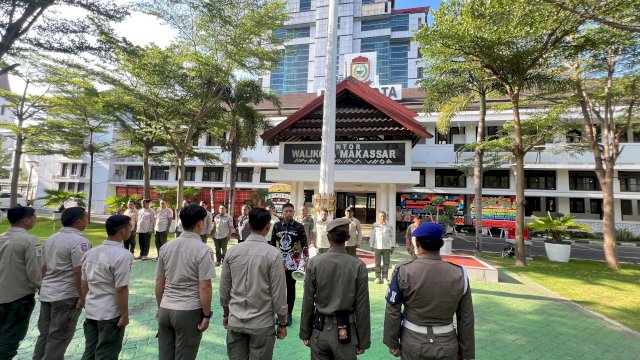 Pjs Wali Kota Makassar, Andi Arwin Azis, memimpin apel pagi bersama jajaran Satuan Polisi Pamong Praja (Satpol PP) di Lapangan Upacara Balai Kota, Kamis (26/09/2024).