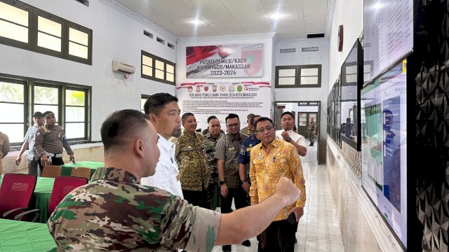 Pjs Wali Kota Makassar, Andi Arwin Azis, berdialog dengan Komandan Kodim 1408/Mks, Letkol Inf Lizardo Gumay, saat melakukan kunjungan kerja di Makodim 1408 Makassar, Jumat (27/09/2024).