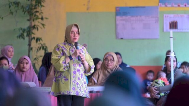 Ketua TP PKK Kota Makassar, Indira Yusuf Ismail saat mengunjungi Posyandu Dahlia IV di Kelurahan Banta-Bantaeng, Kecamatan Rappocini, Minggu (08/09/2024).