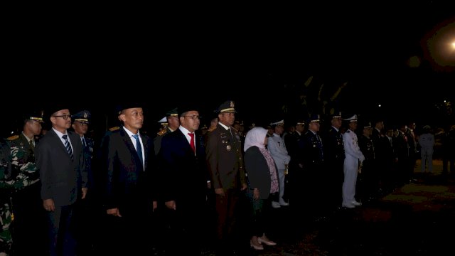 Wali Kota Makassar, Moh Ramdhan Pomanto, menghadiri Upacara Apel Kehormatan dan Renungan Suci dalam rangka peringatan HUT RI ke-79 yang digelar di Taman Makam Pahlawan (TMP) Panaikang, Sabtu (17/08/2024).